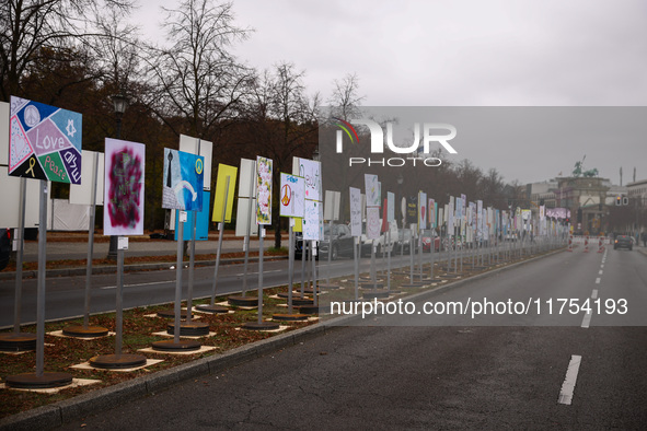 Artworks lined up in a four-kilometre-long open-air installation a day ahead of the 35th anniversary of the fall of the Berlin Wall. Berlin,...