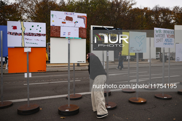 Artworks lined up in a four-kilometre-long open-air installation a day ahead of the 35th anniversary of the fall of the Berlin Wall. Berlin,...