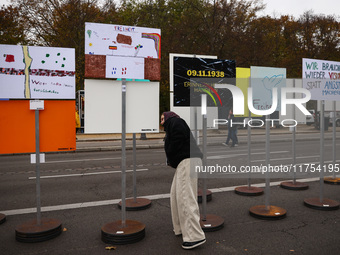 Artworks lined up in a four-kilometre-long open-air installation a day ahead of the 35th anniversary of the fall of the Berlin Wall. Berlin,...