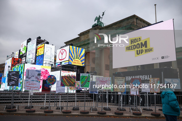 Artworks lined up in a four-kilometre-long open-air installation a day ahead of the 35th anniversary of the fall of the Berlin Wall. Berlin,...