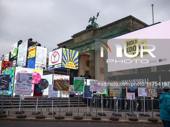 Artworks lined up in a four-kilometre-long open-air installation a day ahead of the 35th anniversary of the fall of the Berlin Wall. Berlin,...