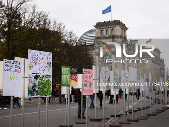 Artworks lined up in a four-kilometre-long open-air installation a day ahead of the 35th anniversary of the fall of the Berlin Wall. Berlin,...