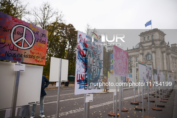 Artworks lined up in a four-kilometre-long open-air installation a day ahead of the 35th anniversary of the fall of the Berlin Wall. Berlin,...