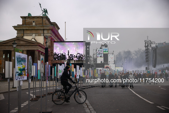 Artworks lined up in a four-kilometre-long open-air installation a day ahead of the 35th anniversary of the fall of the Berlin Wall. Berlin,...