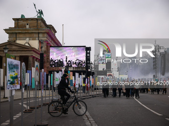 Artworks lined up in a four-kilometre-long open-air installation a day ahead of the 35th anniversary of the fall of the Berlin Wall. Berlin,...