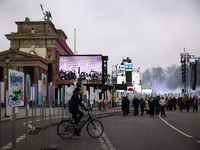 Artworks lined up in a four-kilometre-long open-air installation a day ahead of the 35th anniversary of the fall of the Berlin Wall. Berlin,...