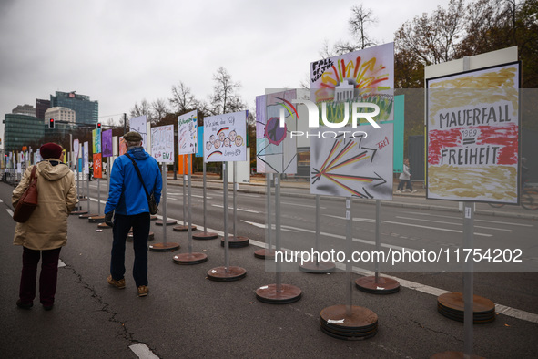 Artworks lined up in a four-kilometre-long open-air installation a day ahead of the 35th anniversary of the fall of the Berlin Wall. Berlin,...