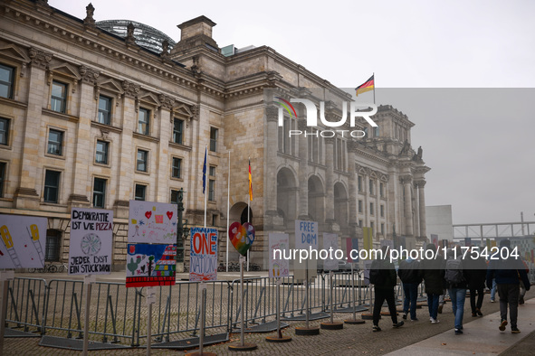 Artworks lined up in a four-kilometre-long open-air installation a day ahead of the 35th anniversary of the fall of the Berlin Wall. Berlin,...