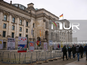 Artworks lined up in a four-kilometre-long open-air installation a day ahead of the 35th anniversary of the fall of the Berlin Wall. Berlin,...