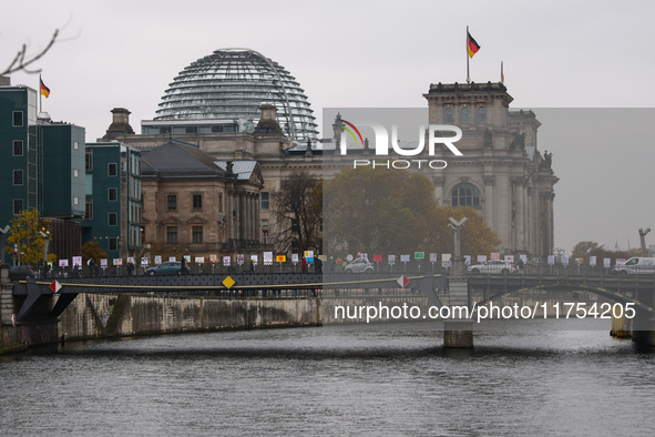 Artworks lined up in a four-kilometre-long open-air installation a day ahead of the 35th anniversary of the fall of the Berlin Wall. Berlin,...