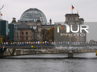 Artworks lined up in a four-kilometre-long open-air installation a day ahead of the 35th anniversary of the fall of the Berlin Wall. Berlin,...