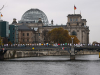 Artworks lined up in a four-kilometre-long open-air installation a day ahead of the 35th anniversary of the fall of the Berlin Wall. Berlin,...