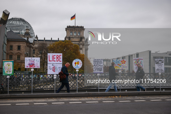 Artworks lined up in a four-kilometre-long open-air installation a day ahead of the 35th anniversary of the fall of the Berlin Wall. Berlin,...