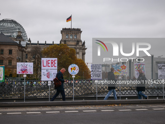 Artworks lined up in a four-kilometre-long open-air installation a day ahead of the 35th anniversary of the fall of the Berlin Wall. Berlin,...