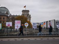 Artworks lined up in a four-kilometre-long open-air installation a day ahead of the 35th anniversary of the fall of the Berlin Wall. Berlin,...