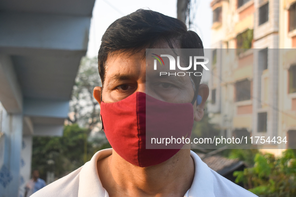 A person wears a protective mask while running on the street on an air-polluted morning in Kolkata, India, on November 8, 2024. 