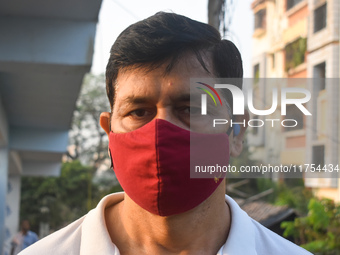 A person wears a protective mask while running on the street on an air-polluted morning in Kolkata, India, on November 8, 2024. (