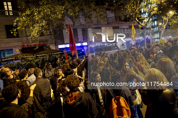 Catalan left-wing and independentist groups demonstrate in front of the headquarters of the Popular Party, led by the regional government of...