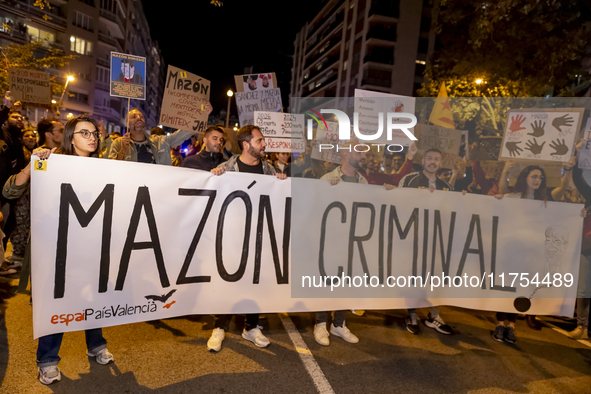 Catalan left-wing and independentist groups demonstrate in front of the headquarters of the Popular Party, led by the regional government of...