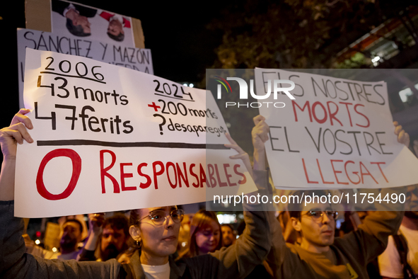 Catalan left-wing and independentist groups demonstrate in front of the headquarters of the Popular Party, led by the regional government of...