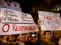 Catalan left-wing and independentist groups demonstrate in front of the headquarters of the Popular Party, led by the regional government of...