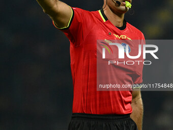 Referee Matteo Marchetti officiates during the 13th day of the Serie BKT Championship between Frosinone Calcio and Palermo F.C. at the Benit...