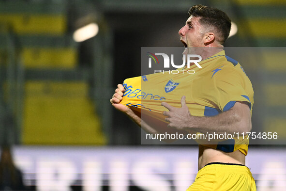 Gabriele Bracaglia of Frosinone Calcio celebrates after scoring the goal to make it 1-1 during the 13th day of the Serie BKT Championship be...