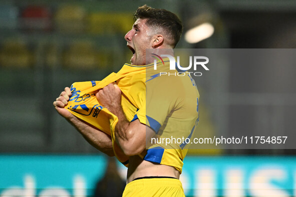 Gabriele Bracaglia of Frosinone Calcio celebrates after scoring the goal to make it 1-1 during the 13th day of the Serie BKT Championship be...