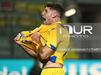 Gabriele Bracaglia of Frosinone Calcio celebrates after scoring the goal to make it 1-1 during the 13th day of the Serie BKT Championship be...