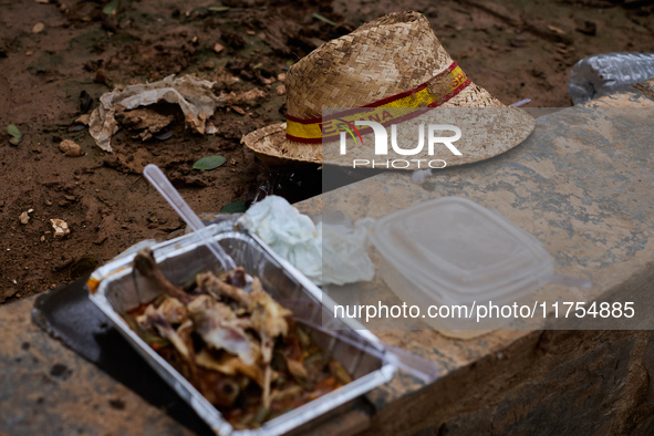 Volunteers deliver food in Benetusser, Spain, on november 08, 2024, due to the flood 