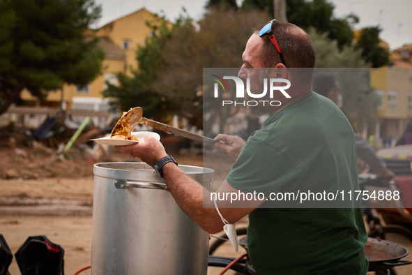 Volunteers deliver food in Benetusser, Spain, on november 08, 2024, due to the flood 