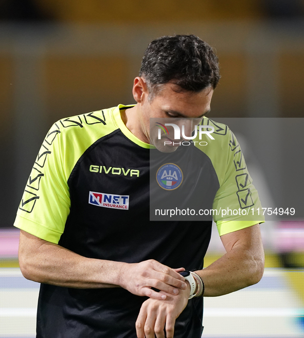 Referee Juan Luca Sacchi officiates the Serie A match between US Lecce and Empoli in Lecce, Italy, on November 8, 2024. 