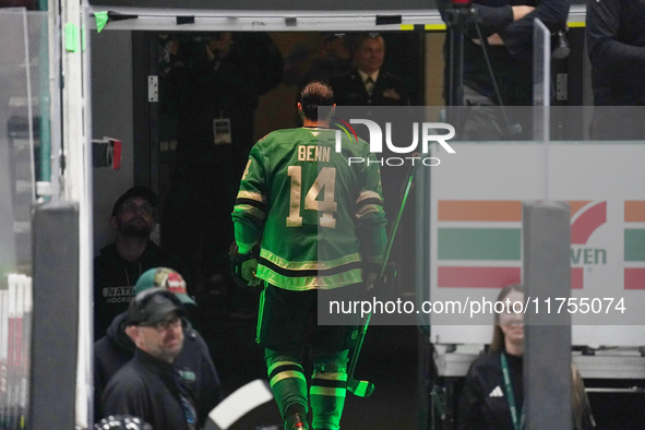 Jamie Benn #14 of the Dallas Stars walks into the tunnel after warming up before the NHL match against the Chicago Blackhawks at American Ai...