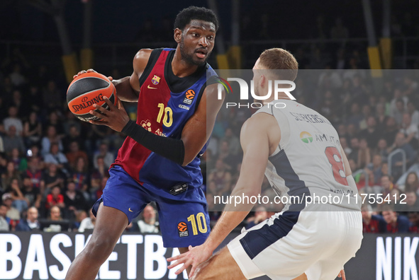 Chimezie Metu and Tadas Sedekerskis play during the match between FC Barcelona and Baskonia Vitoria-Gasteiz, corresponding to week 8 of the...