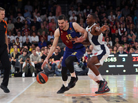 Tomas Satoransky and Kamar Baldwin play during the match between FC Barcelona and Baskonia Vitoria-Gasteiz, corresponding to week 8 of the T...