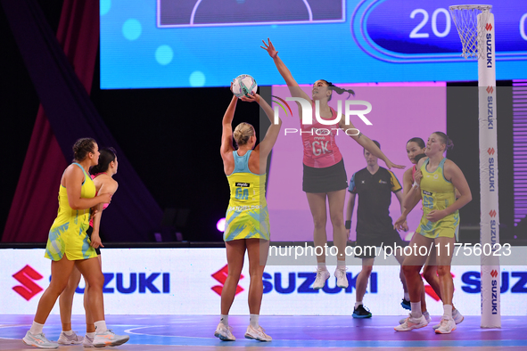 Kate Burley of New Zealand tries to block Reilley Batcheldor of Australia during the Fast5 Netball World Series match between New Zealand an...