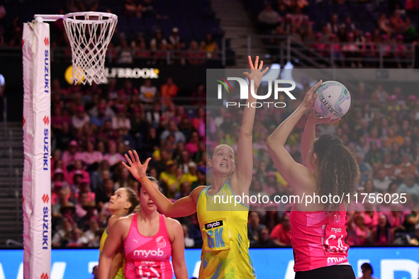 Teigan O'Shannassy of Australia (C) tries to block Saviour Tui of New Zealand during the Fast5 Netball World Series match between New Zealan...