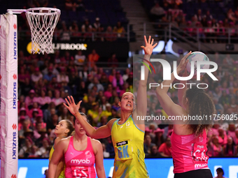 Teigan O'Shannassy of Australia (C) tries to block Saviour Tui of New Zealand during the Fast5 Netball World Series match between New Zealan...