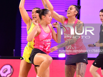 Tayla Earle (C), Erena Mikaere (R) of New Zealand, and Amy Sligar of Australia compete in the Fast5 Netball World Series match between New Z...