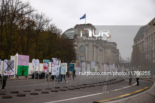 Artworks lined up in a four-kilometre-long open-air installation a day ahead of the 35th anniversary of the fall of the Berlin Wall. Berlin,...