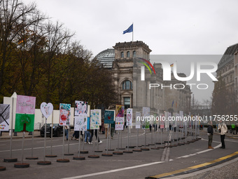 Artworks lined up in a four-kilometre-long open-air installation a day ahead of the 35th anniversary of the fall of the Berlin Wall. Berlin,...