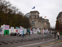 Artworks lined up in a four-kilometre-long open-air installation a day ahead of the 35th anniversary of the fall of the Berlin Wall. Berlin,...