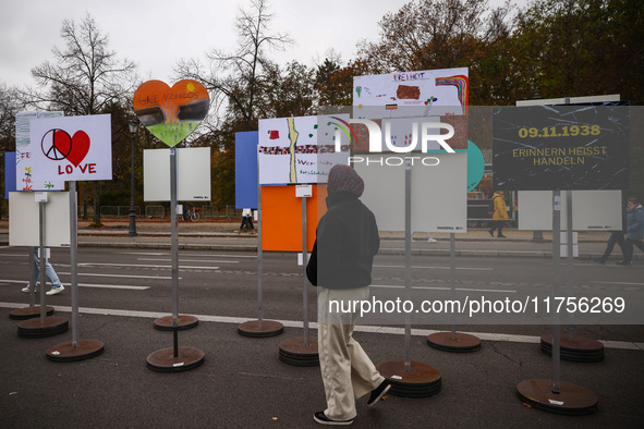 Artworks lined up in a four-kilometre-long open-air installation a day ahead of the 35th anniversary of the fall of the Berlin Wall. Berlin,...