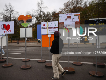 Artworks lined up in a four-kilometre-long open-air installation a day ahead of the 35th anniversary of the fall of the Berlin Wall. Berlin,...