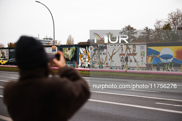  People visit East Side Gallery a day ahead of the 35th anniversary of the fall of the Berlin Wall. Berlin, Germany on 8 November, 2024. 