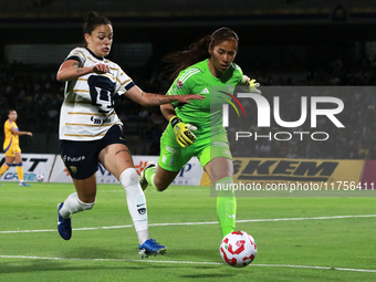 Stephanie Ribeiro #7 of Pumas Femenil and goalkeeper Aurora Santiago #1 of Tigres Femenil fight for the ball during the first leg quarter-fi...