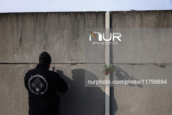 Flowers at Berlin Wall Memorial after the commemoration ceremony marking the 35th anniversary of the fall of the Berlin Wall. Berlin, German...