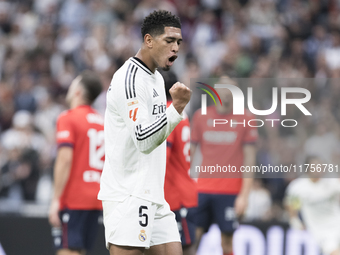 Jude Bellingham of Real Madrid celebrates the first Vinicius Jr goal during the La Liga 2024/25 match between Real Madrid and Osasuna at San...