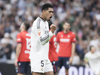 Jude Bellingham of Real Madrid celebrates the first Vinicius Jr goal during the La Liga 2024/25 match between Real Madrid and Osasuna at San...