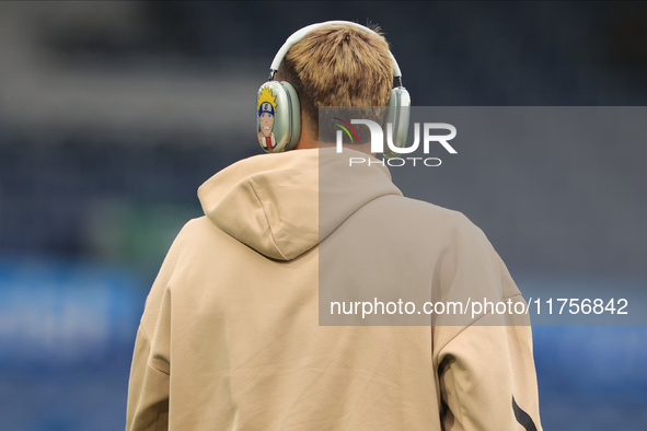 Joel Piroe of Leeds United wears Naruto headphones before the Sky Bet Championship match between Leeds United and Queens Park Rangers at Ell...